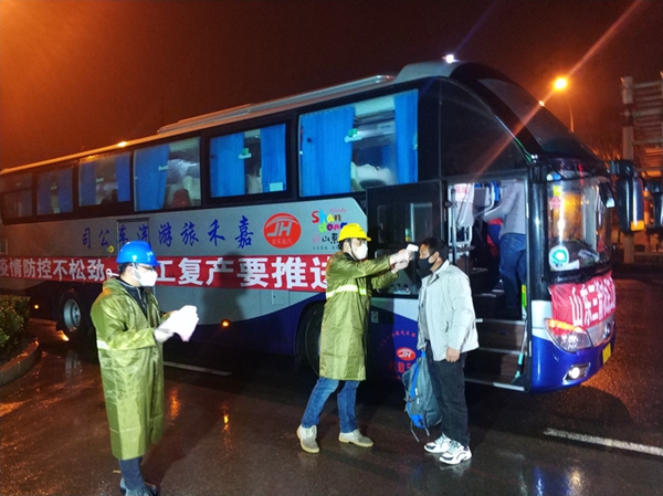 派七批17輛車接農(nóng)民工返崗 三箭集團項目復(fù)工率達(dá)90%