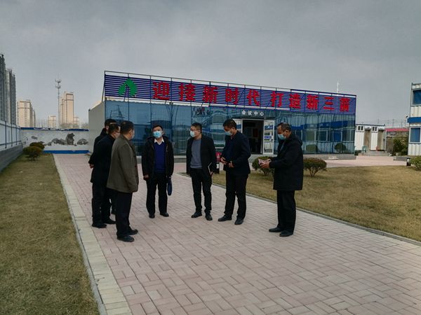 濟(jì)南建工集團(tuán)領(lǐng)導(dǎo)到山東三箭集團(tuán)路家洼、裴家村城中村改造村民安置用房項(xiàng)目檢查疫情防控工作