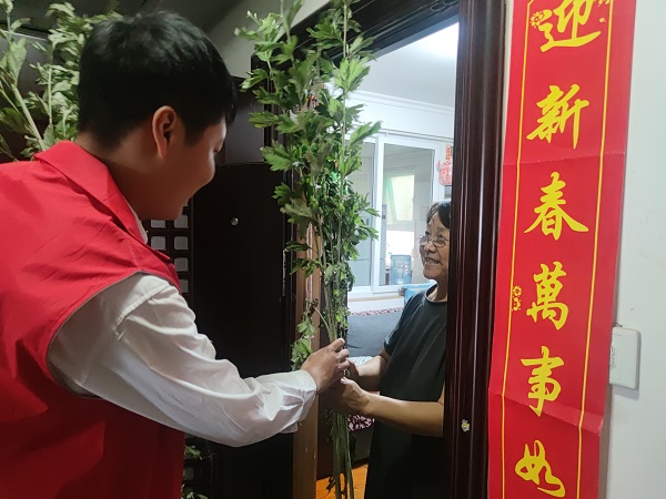 艾葉飄香 濃情端午，三箭物業(yè)開展送艾草活動